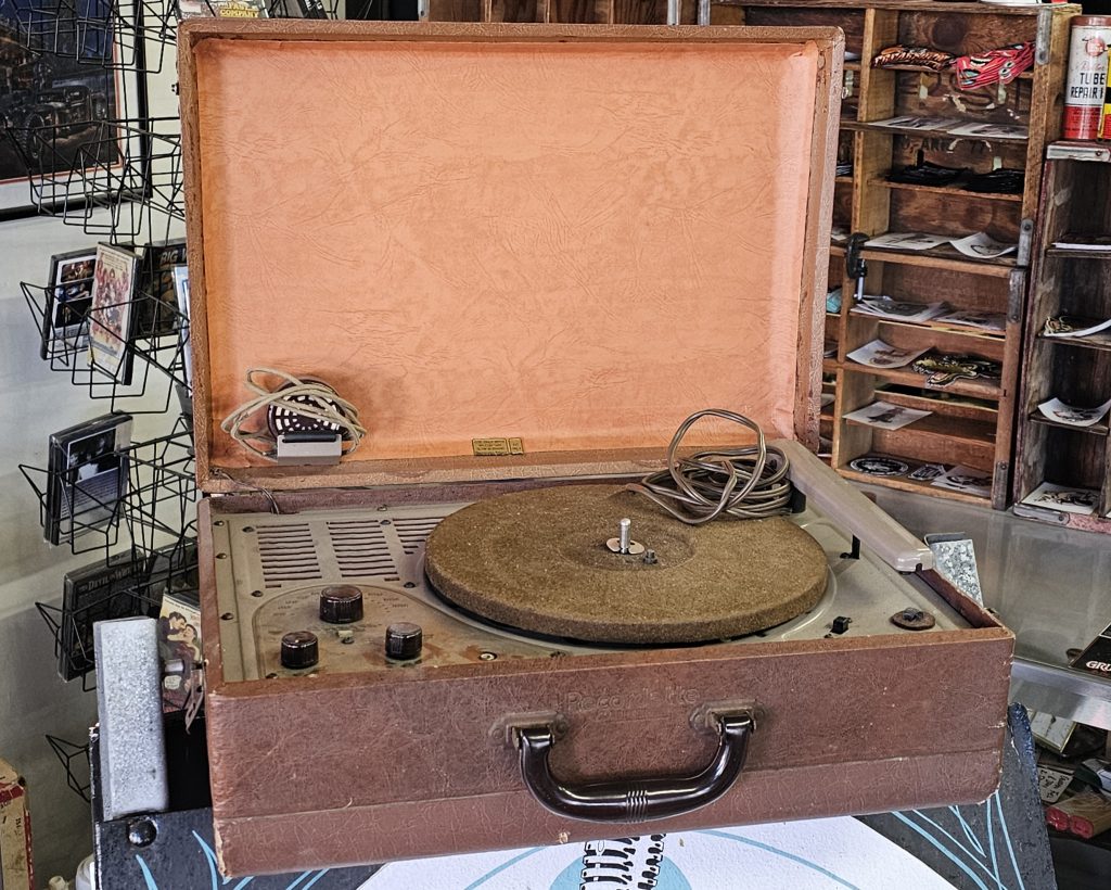 Recordette Wilcox-Gay Recordette Model 8J10 AM Receiver/Recorder