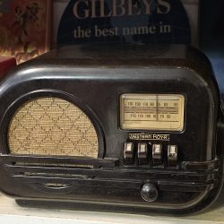 Western Royal Bakelite AM Radio 1939