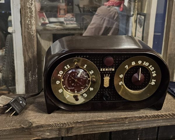 Zenith Model G516 ( Ch. 5G03) Radio