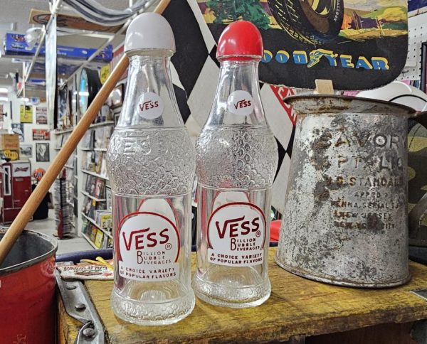 Vess Billion Bubble Beverages Salt Pepper Shaker Set Clear