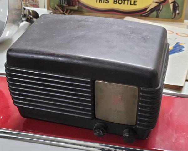 Federal Model 1040-TB Radio, Bakelite - Image 2