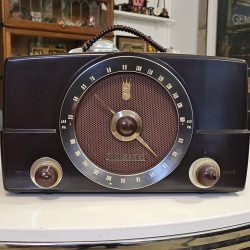 Zenith Model H725 AM/FM Bakelite Radio
