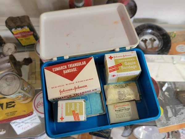 Johnson & Johnson First Aid Auto Kit Open