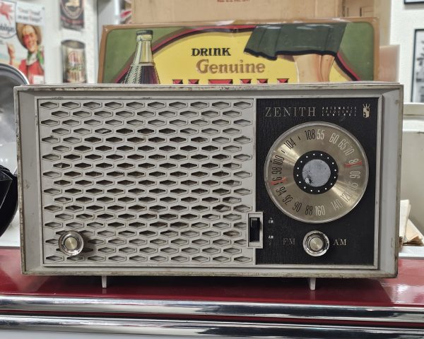 Zenith Model S-52233 AM FM Radio