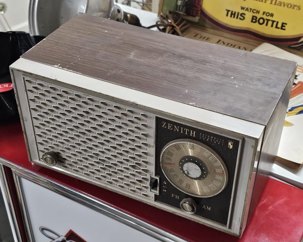 Zenith Model S-52233 AM FM Radio Top