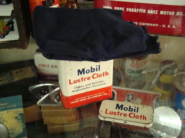 Mobil Lustre Cloth Tin Open