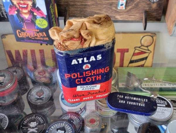 Atlas Polishing Cloth Tin Open