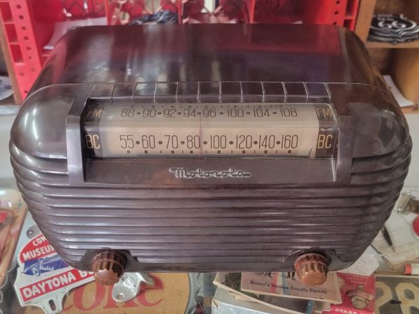 Motorola Model 77X Bakelite Brown Radio