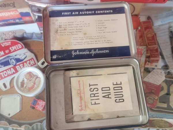 Johnson & Johnson First Aid Autokit Tin Inside