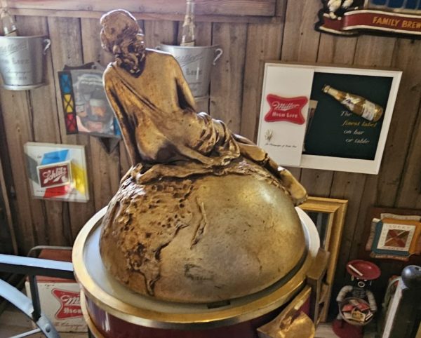 Schlitz ‘Girl On Globe’ Lamp Back