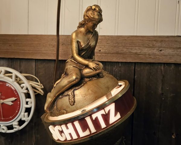 Schlitz ‘Girl On Globe’ Lamp Top Girl