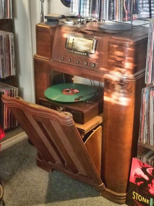 1941 Silvertone Radio With Pull Out Record Player