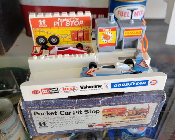 TOMY Pocket Car Pit Stop Open