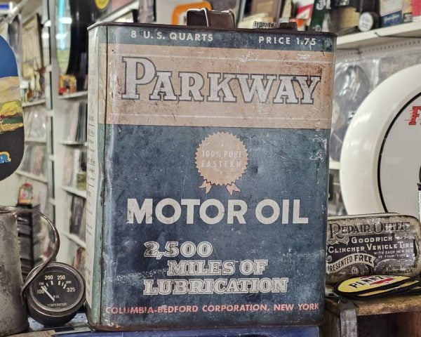 Parkway Motor Oil Can, Eight Quart Back